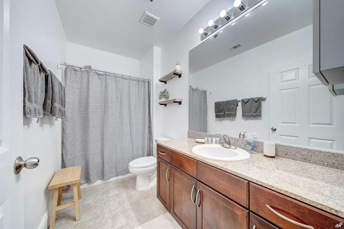 Apartment Laketown Wharf 2115 Penthouse With Gulf Views In Pcb - Sleeps 6 Panama City Beach