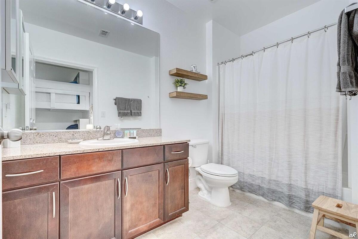 Apartment Laketown Wharf 2115 Penthouse With Gulf Views In Pcb - Sleeps 6 Panama City Beach